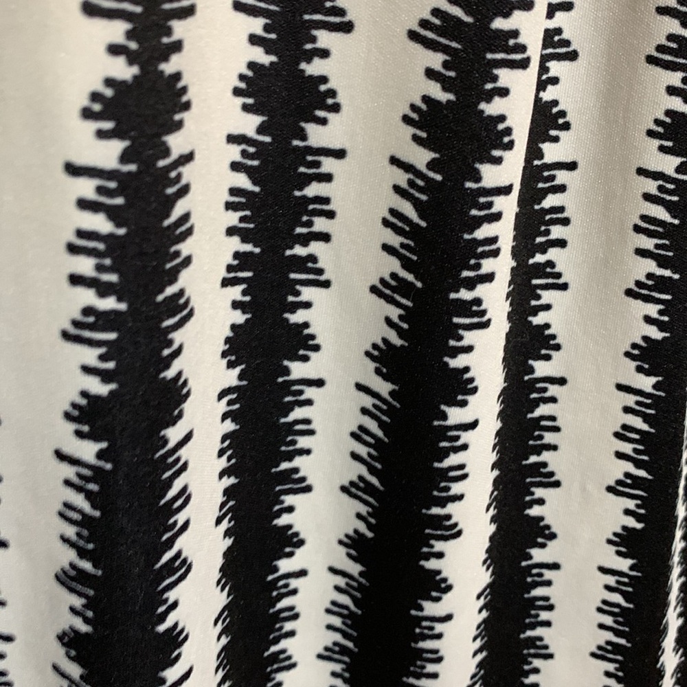 Top Blouse Black White Print Size M Unlisted Brand Stretchy Pullover - Picture 12 of 12
